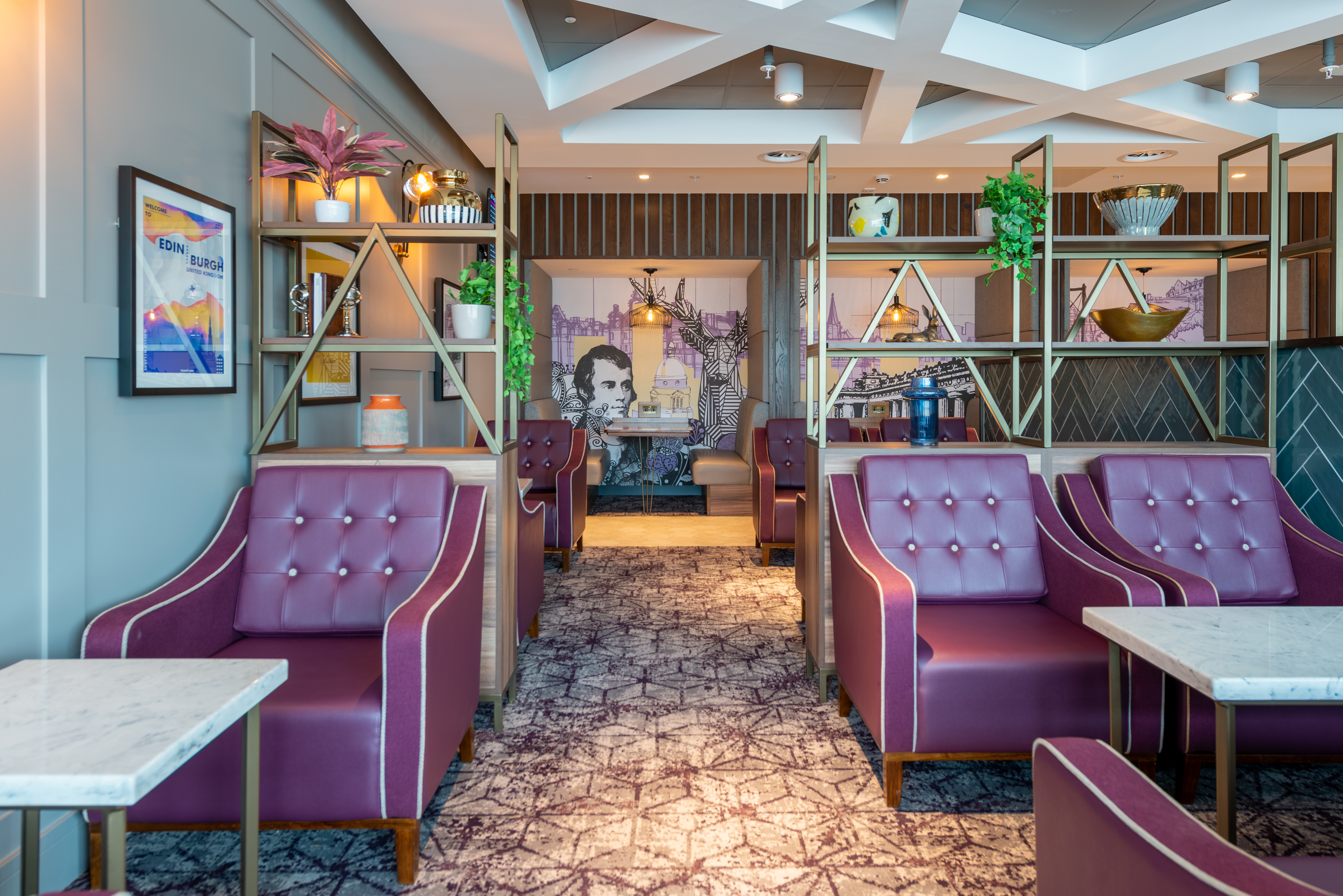 Bequeme violette Sessel in der Aspire Lounge am Gate 16 in Edinburgh